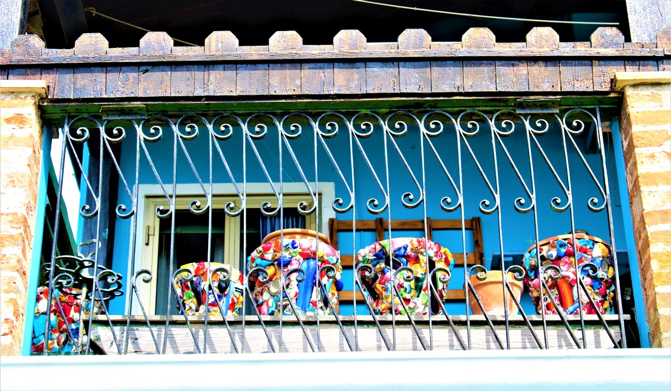 Vasi di terracotta che decorano il balcone 
